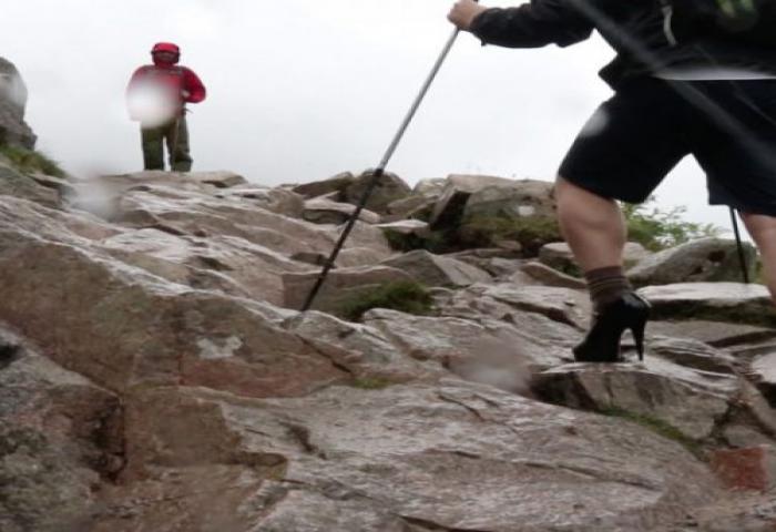 Mendaki Gunung Pakai High Heels